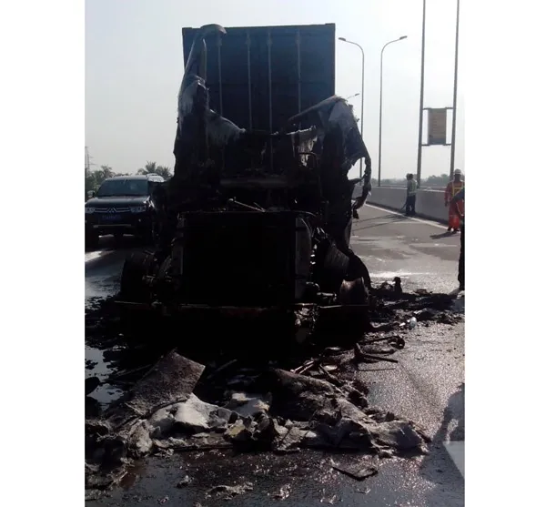 Xe đầu kéo bị cháy rụi trên cao tốc