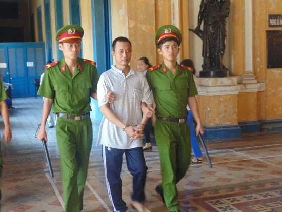 Cắt cổ vợ vì ghen, lãnh 12 năm tù