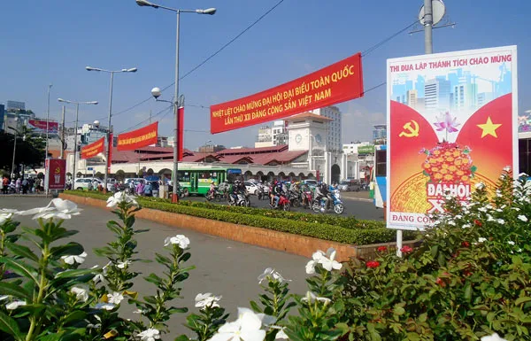 TPHCM rực rỡ sắc màu chào mừng Đại hội Đảng lần thứ XII