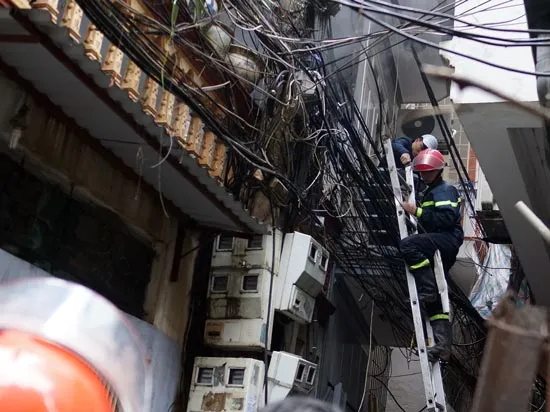 Hà Nội: Dập tắt ngọn lửa trong ngõ sâu, cứu một người mắc kẹt