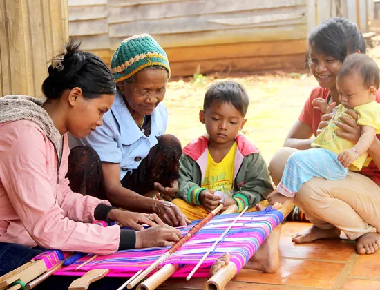 Giữ hồn thổ cẩm M’nông