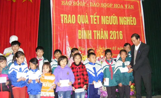 Báo SGGP Hoa Văn trao quà tết cho đồng bào nghèo tại Nghệ An
