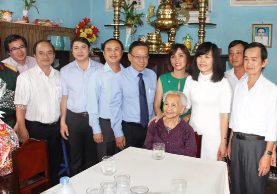 TPHCM thăm, tặng quà cho người nghèo, gia đình chính sách