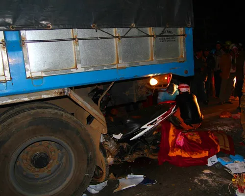 Gia Lai: Đâm vào đuôi xe tải, 2 vợ chồng tử nạn trong đêm