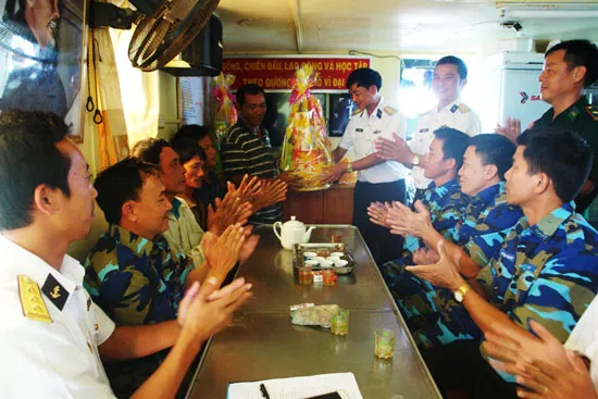 Quân chủng Hải quân bàn giao 11 ngư dân Ninh Thuận gặp nạn