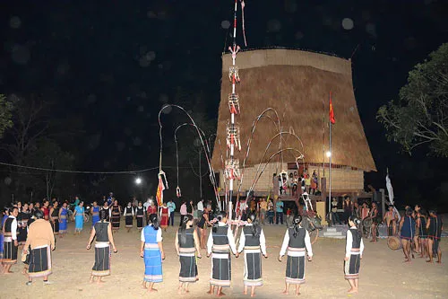 Kon Tum: Khánh thành nhà rông chào mừng Đại hội Đảng