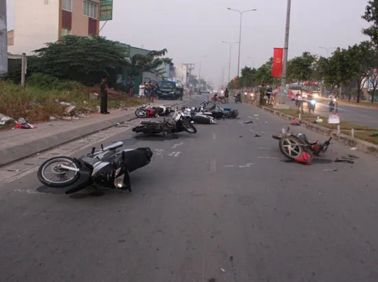 Vụ hàng loạt xe máy tông nhau trên đại lộ Võ Văn Kiệt: Không phải đua xe
