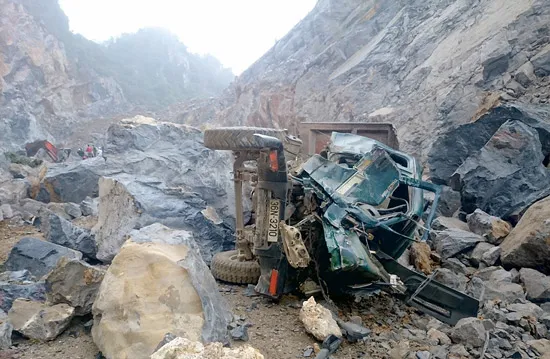 Khởi tố vụ án sập mỏ đá làm 8 người chết