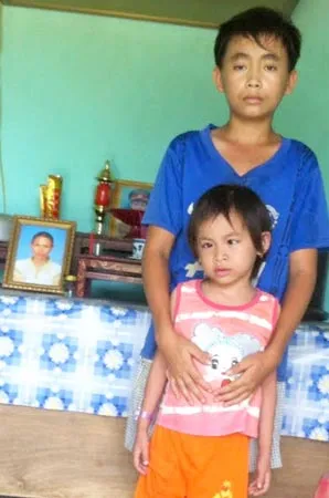Anh 15 tuổi bỏ học, làm thuê nuôi em gái mồ côi