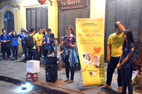 Sinh viên Đà Nẵng làm từ thiện giúp bà con Cơ Tu