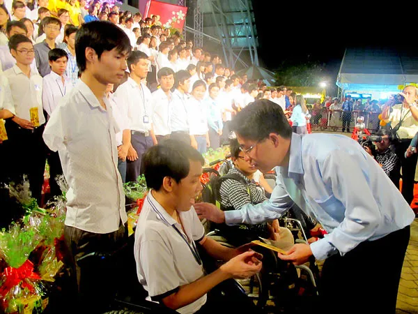 Đường về còn xa