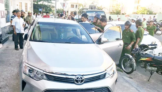 Rút súng đòi bắn người đi đường