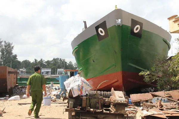 Sà lan đè 2 người thương vong lúc chuẩn bị hạ thủy
