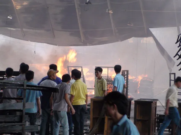 Ngọn lửa thiêu rụi một xưởng gỗ