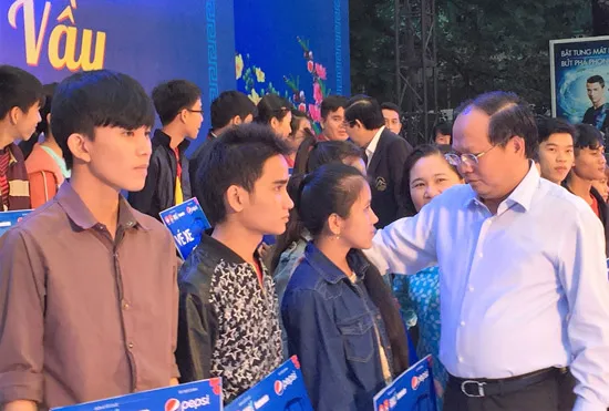 Chuyến xe mùa xuân đưa 2.500 sinh viên về quê đón Tết