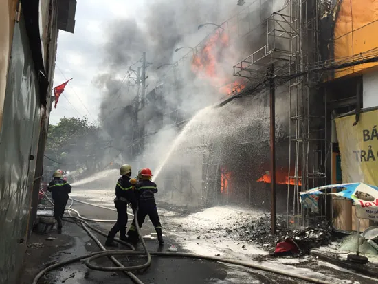 Cháy lớn tại gara ô tô và cửa hàng Thế Giới Di Động