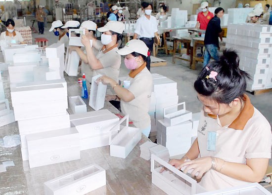 Workers making wooden products at a business in Go Vap district, HCMC (Photo: SGGP)