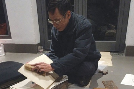 Master at work: Artisan Nguyen Dang Giap demonstrates how to create Dong Ho folk painting at the Centre of the Old Quarter's Culture Exchange. — VNS Photo Thuy Hang