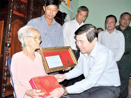 Chairman Thanh Phong gives gift to senior people in Can Gio District (Photo: SGGP)