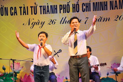 Amateur cai luong singer, Van Tai (R) and Huynh Trieu Phu