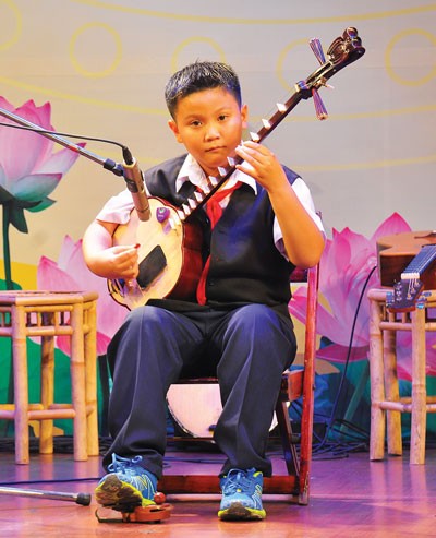 Le Minh Khoi wins golden Medal at Hoa Sen Vang (Golden lotus) Don Ca Tai Tu Award in Ho Chi Minh City in 2015.