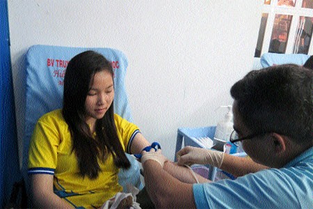 Blood brother: A student at the University of Finance and Marketing gives blood at the Youth Social Work Centre in HCM City. More than 300 people, most of them students, donated blood recently during the annual blood voluntary donor campaign held prior to the Tet (Lunar New Year) holiday. — VNS Photo.Gia Loc