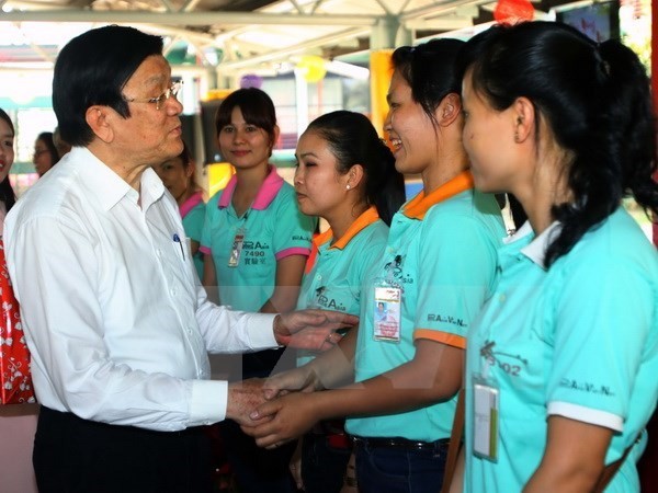 President Truong Tan Sang (L) visits workers of the Prime Asia Vietnam Co. Ltd (Photo: VNA)