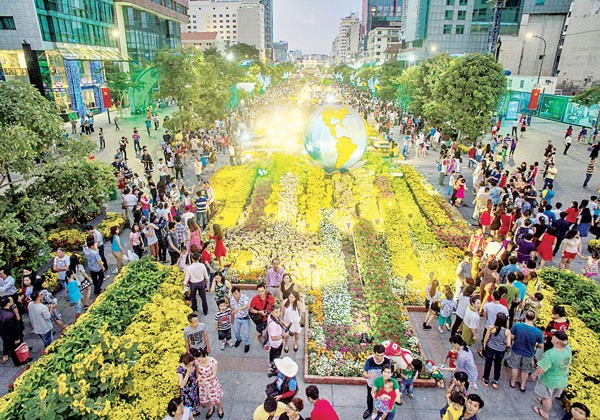 HCMC citizens visit Nguyen Hue Flower Street on the New Year’s Eve (Photo: SGGP)