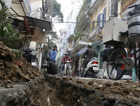 Spring Flower Street in Can Tho City. The southern region has been sunny since February (Photo: SGGPThe construction of roads and pavements have seriously affected the underground cable network in Ha Noi. — Photo hanoitv.vn