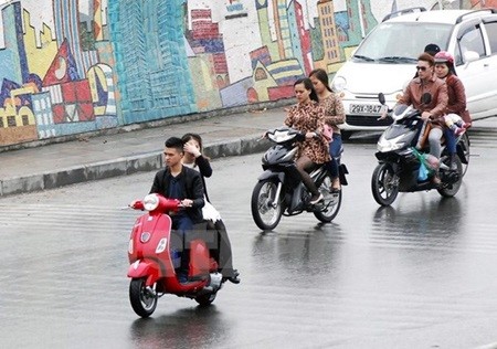 A majority of violations of traffic regulations during Tet involves speeding, violation of alcohol restrictions, and driving without wearing of helmets. — VNA/VNS Photo