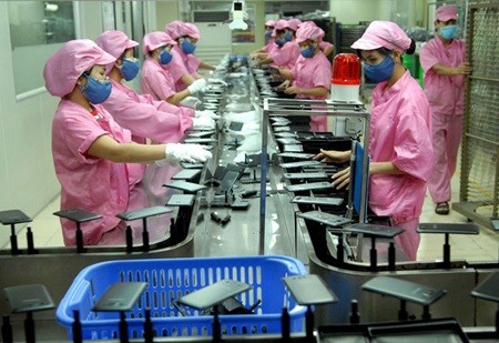 Workers make cell phone cases at Korean Dawon Electronic Vina Co., Ltd. in the Yen Phong Industrial Zone in Bac Ninh Province. — VNA/VNS Photo Danh Lam
