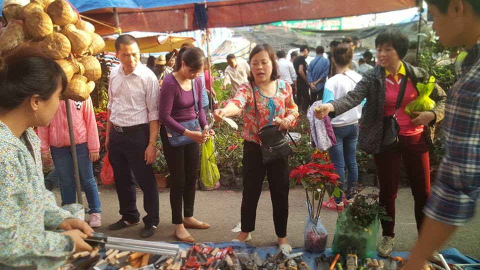 People buy and sell commodities at Vieng Market ( Photo: Tuyen Pham)