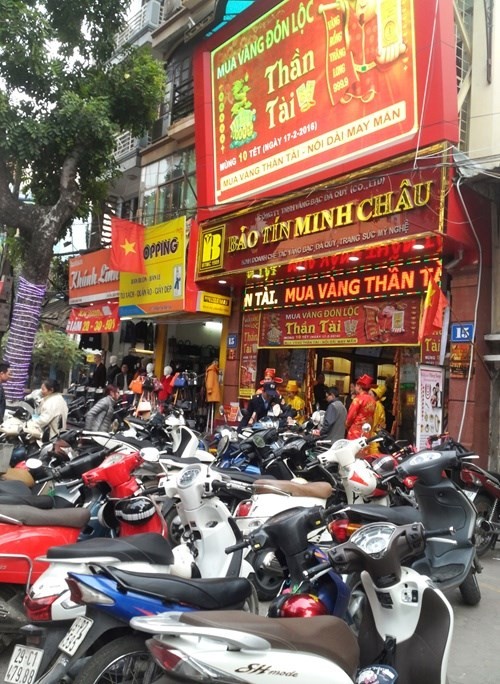 According to traditional belief, a wealthy life is guaranteed if gold is bought on that day (Source:VNA)