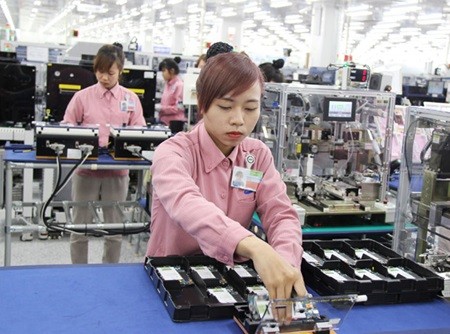 Workers assemble the cellphones for Korean Samsung in Yen Binh Industrial Zone, Thai Nguyen Province. — VNA/VNS Photo Hoang Nguyen