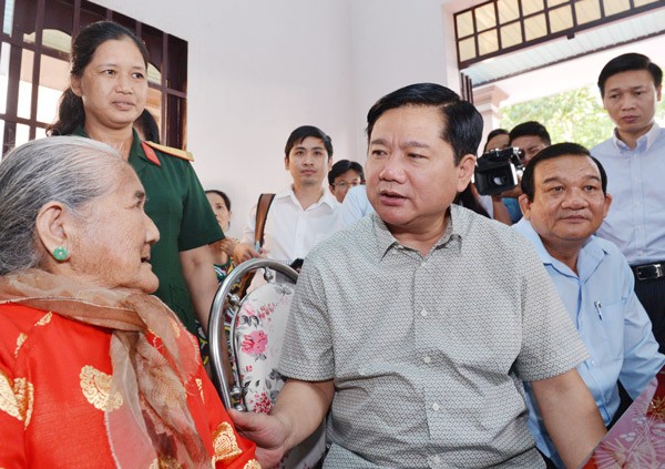 Secretary of the Ho Chi Minh City Party Committee Dinh La Thang paid a visit to Vietnamese Heroic Mother Nguyen Thi Em. (Photo: Sggp)
