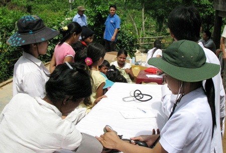 Young doctors from the Viet Nam-Cuba Dong Hoi Hospital examine for ethnic and minority people in the mountainous commune of Ngan Thuy, Le Thuy District, Quang Binh Province during a voluntary youth campaign. — VNA/VNS Photo Quang Ngoc