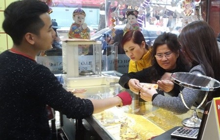 People shop for gold jewellery at a Bao Tin Minh Chau Jewellery and Gemstone Company store in Hanoi (Photo: VNA)