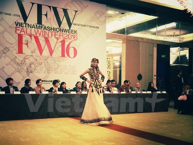 A design is showcased at the press conference on the faship week (Photo: VNA)