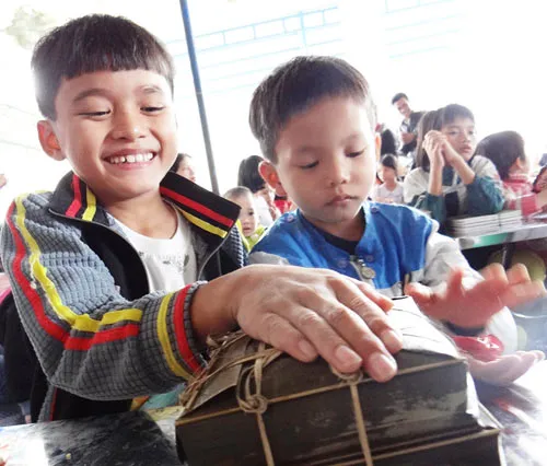 Gói bánh chưng ở mái ấm trẻ mồ côi