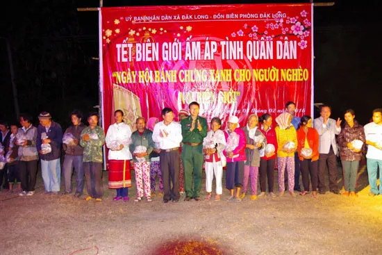 Hơn 1.640 cặp bánh chưng và hàng trăm phần quà đã đến với người nghèo biên giới