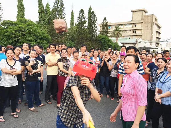 Công nhân tất bật những ngày cuối năm