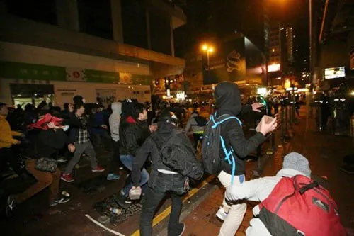 Hồng Công: Biểu tình phản đối dẹp thức ăn đường phố biến thành bạo loạn