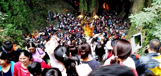 Chùa Hương chưa khai hội đã đông nghịt du khách