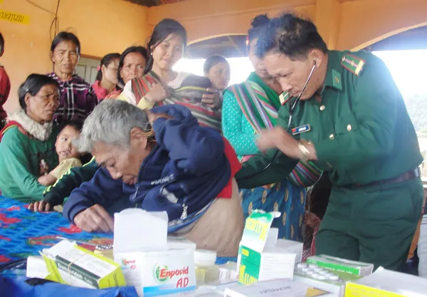 Bộ đội Biên phòng Kon Tum nhận đỡ đầu học sinh nước bạn Lào