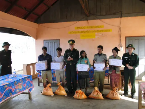 Bộ đội Biên phòng Kon Tum nhận đỡ đầu học sinh nước bạn Lào ảnh 2