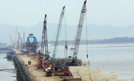 The Tan Vu - Lach Huyen Highway in northern Hai Phong City is one of several major projects built under official development assistance from Japan. PM Nguyen Tan Dung called for greater efforts to speed up ODA disbursements at a regular Government meeting yesterday. — VNA/VNS Photo Huy Hung