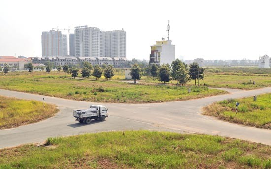 Housing land prices in planned residential areas are rather high compared to income level of many citizens in HCMC (Photo: SGGP)