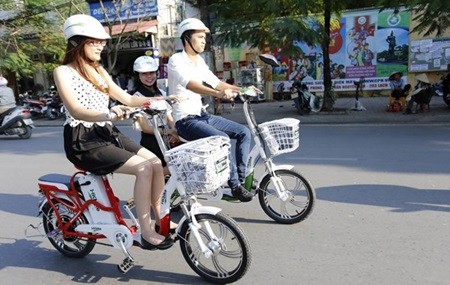 Electric bikes, an environmentally-friendly means of transport, on Ha Noi's streets. The city is promoting the efficient use of energy and resources by tightening the management of energy-consuming equipment and vehicles. — Photo news.zing.vn