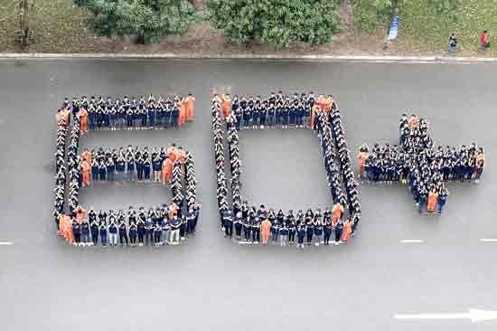 Students and activists respond to Earth Hour campaign in Hanoi (Photo: SGGP)