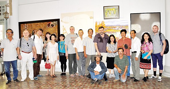 Two countries' painters pose photo together.